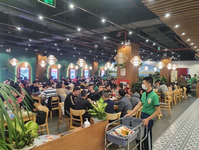 Khu ẩm thực với nhiều nhà hàng quen thuộc, đa dạng các món ăn tại Vincom Mega Mall.