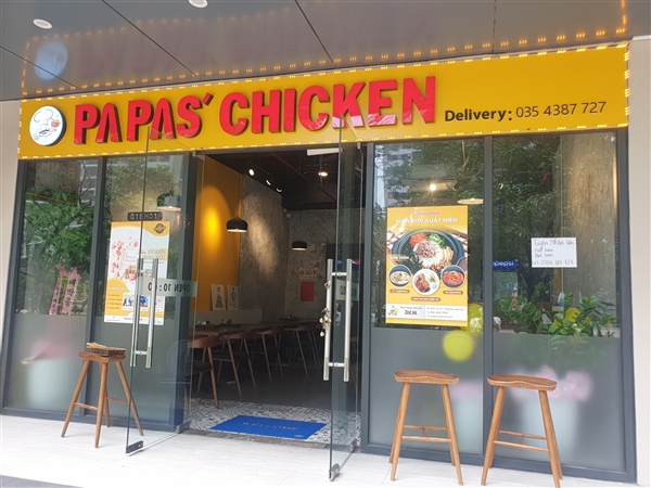 Papa’s Chicken nổi tiếng với các món gà được chế biến theo phong cách Hàn mà lại rất phù hợp với khẩu vị của người Việt, là nhà hàng dành cho cư dân trẻ tại Masteri West Heights. 