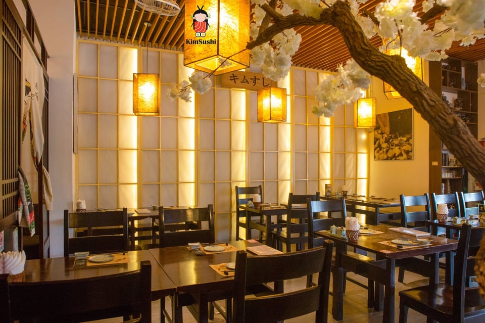 Nhà hàng Kim Sushi với thiết kế trang trọng mang phong cách Nhật Bản