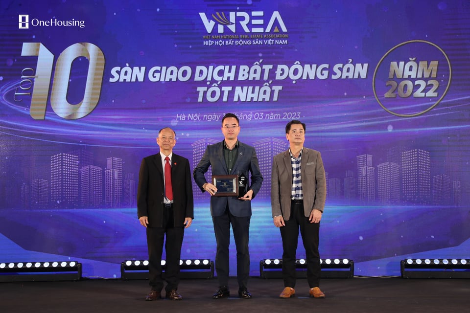 Đại diện OneHousing - Ông Trần Quang Trung, Giám đốc Kinh doanh nhận giải thưởng Top 10 sàn giao dịch BĐS tốt nhất năm 2022. 