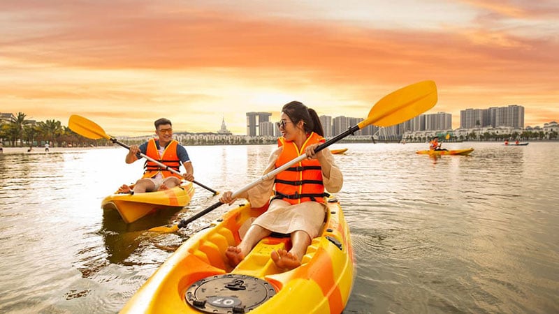 Chèo thuyền Kayak - hoạt động thu hút nhiều bạn trẻ. Ảnh: Vinhomes