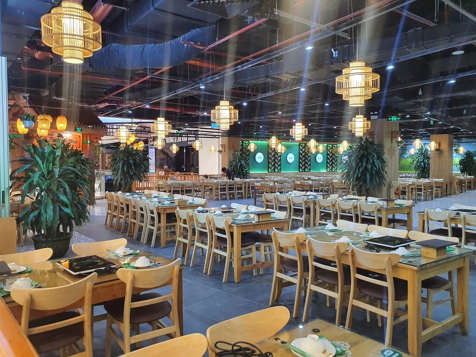 Không gian nhà hàng Kiến Minh phù hợp cho các buổi liên hoan ở Vinhomes Ocean Park.