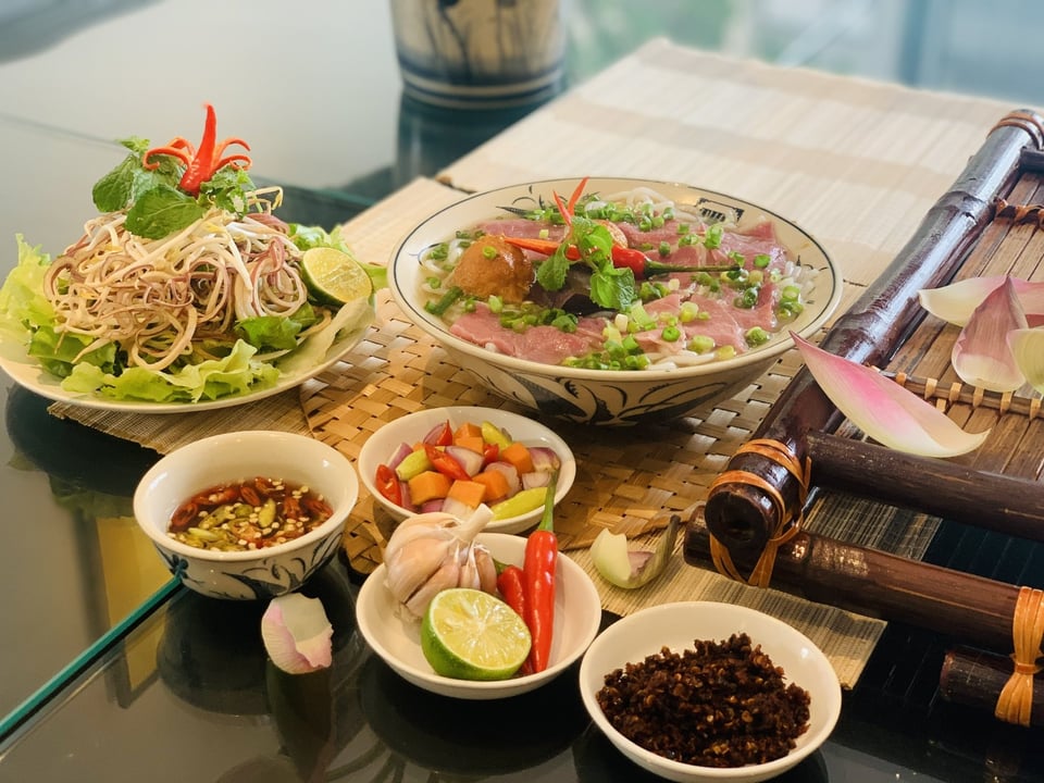 Những món ăn mang đậm hương vị Huế tại nhà hàng The Hue. Ảnh: The Hue (Facebook)