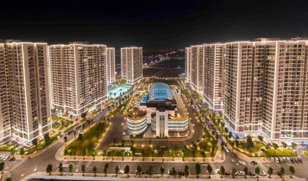Cặp đôi dạo bước bên bờ biển nhân tạo của Vinhomes Ocean Park về đêm