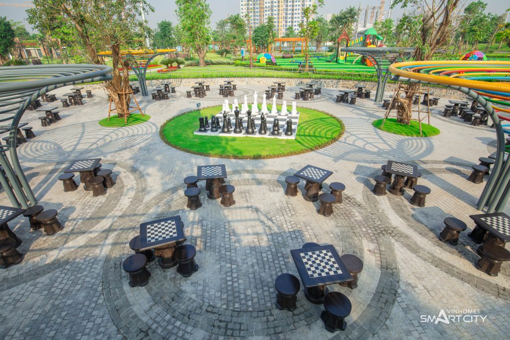 Công viên cờ vua xen kẽ không gian xanh mát. Ảnh: Vinhomes